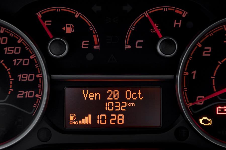 Панель приборов Fiat Doblo Cargo Maxi Natural Power (263) 2017 года  (фото 10 из 12)